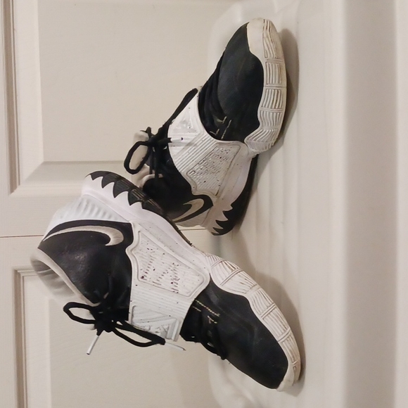 kyrie tennis shoes nike
